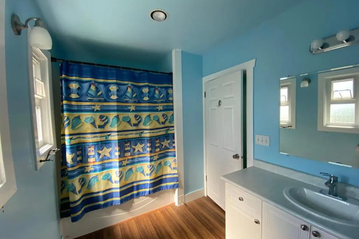 Room 7 of 12