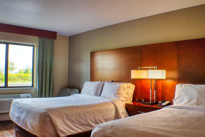 2 Queen Beds Microwave and Refrigerator Full Breakfast (13 of 14)