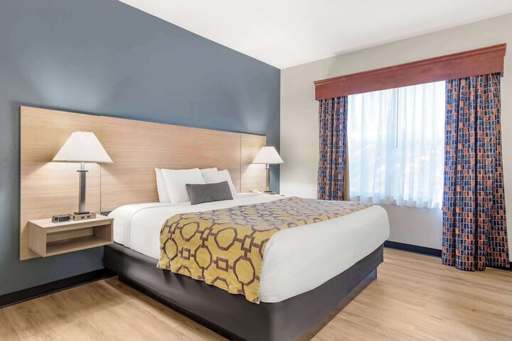 1 King Bed (2 of 22)