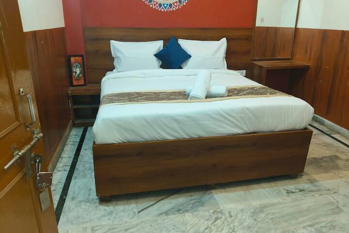 Room 8 of 11