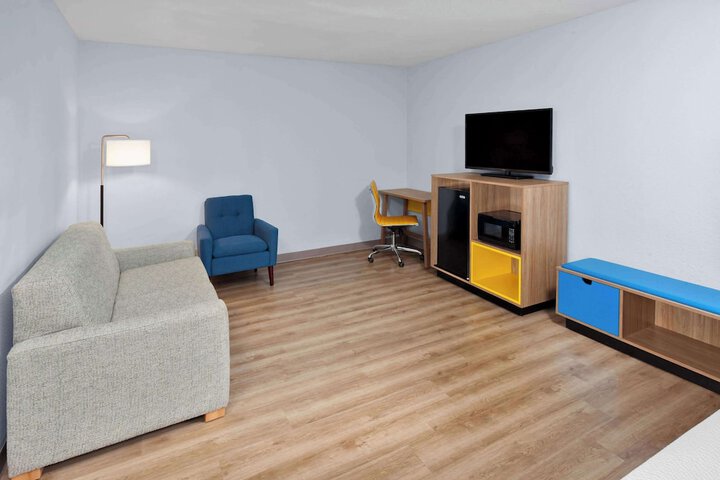 1 Queen Bed (5 of 15)