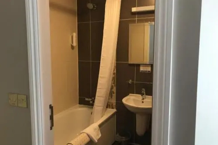 Room 8 of 16
