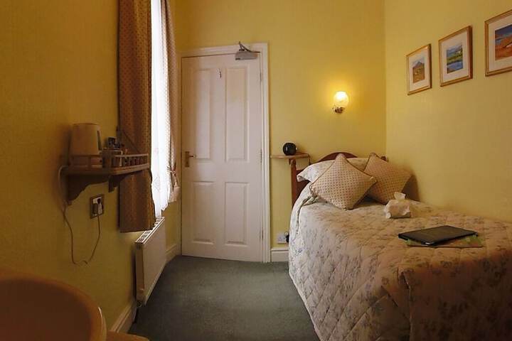 Room 5 of 9