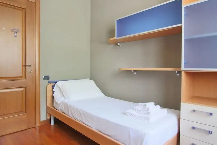 Room 6 of 14