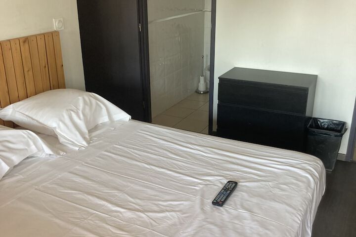 Room 5 of 68