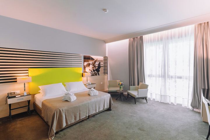 Room 32 of 63