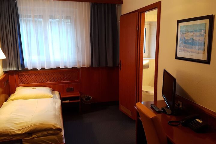 Room 6 of 31