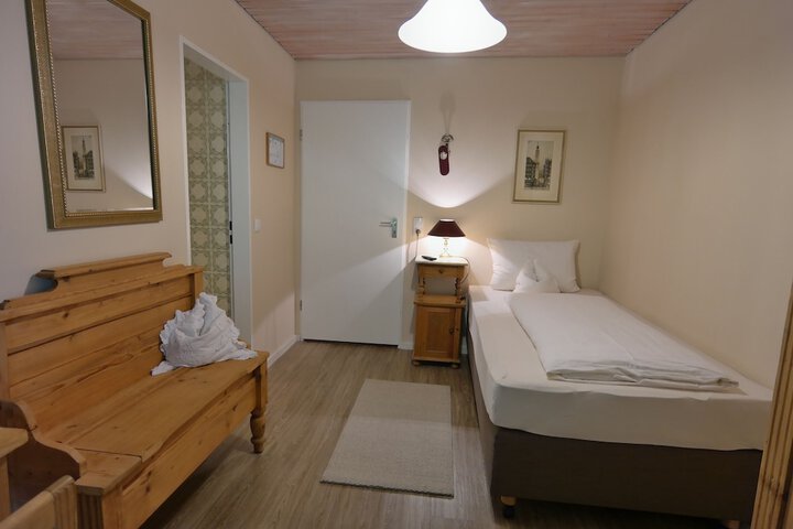 Room 19 of 77