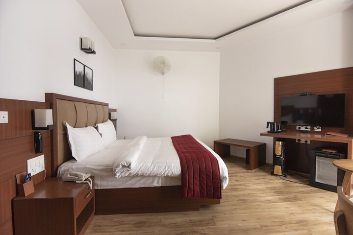 Room 9 of 33