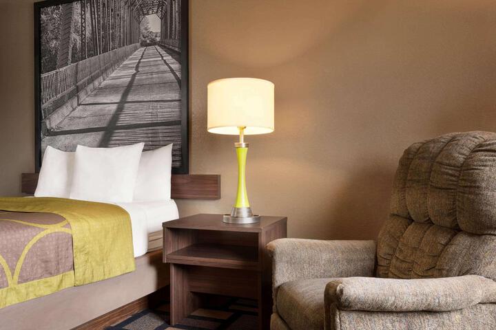 1 Queen Bed (8 of 9)