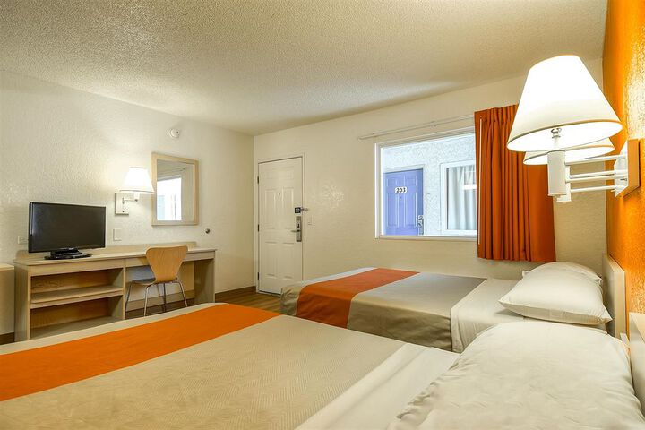 Room 6 of 26