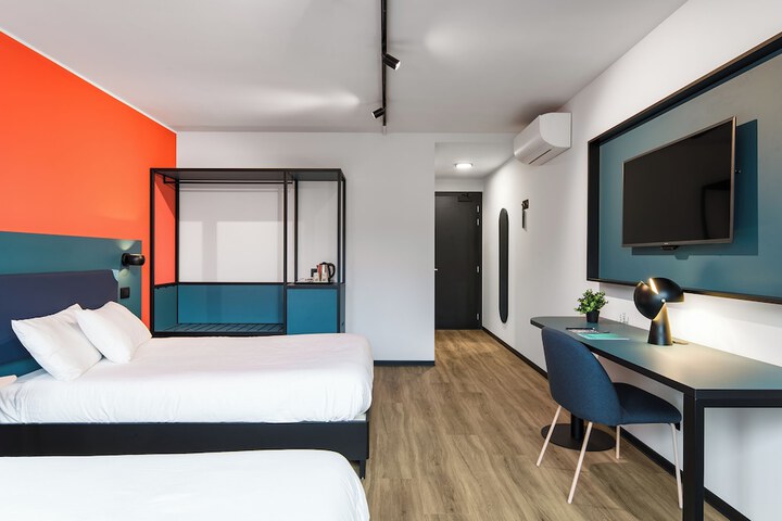 Room 17 of 28