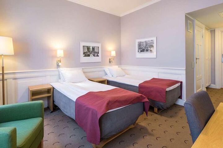 Room 10 of 62