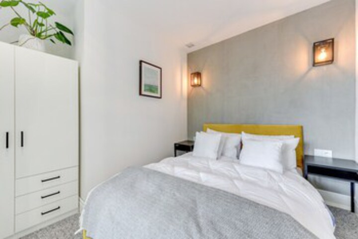 Room 4 of 16
