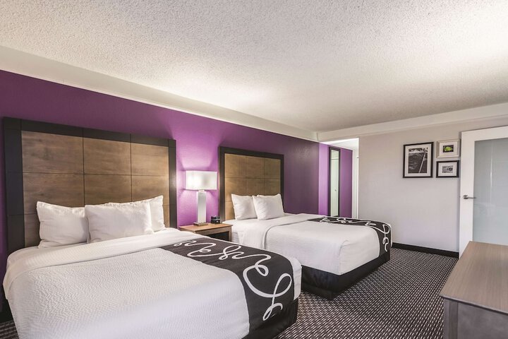 2 Queen Beds (8 of 17)