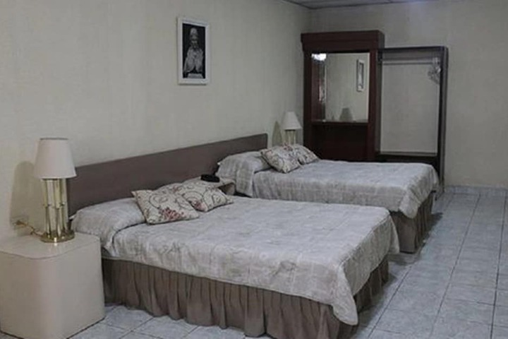 Room 6 of 80