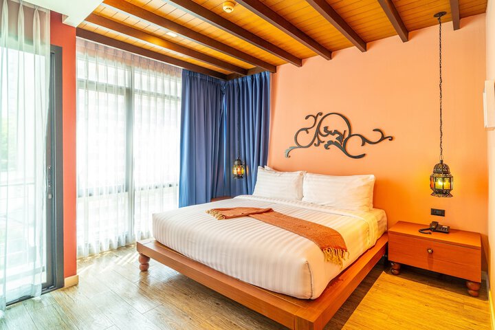 Room 8 of 33