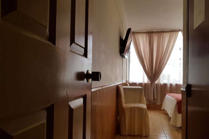 Room 13 of 20