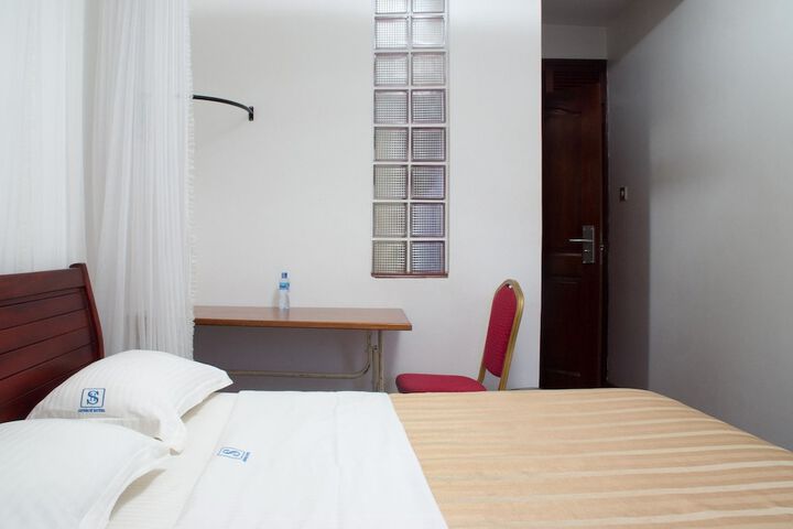 Room 9 of 32