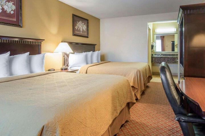 2 Queen Beds (3 of 8)