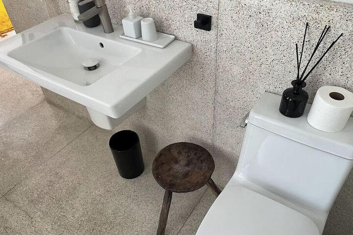 Room 10 of 103