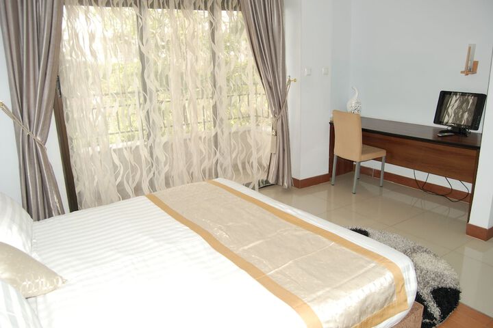Room 6 of 28