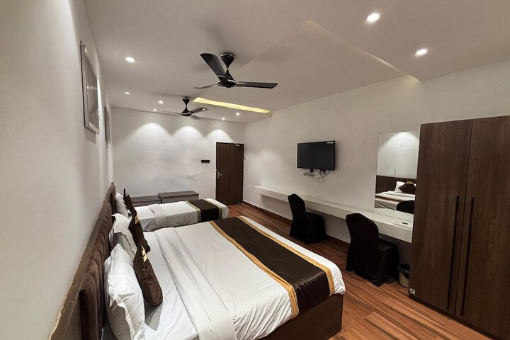 Room 9 of 25