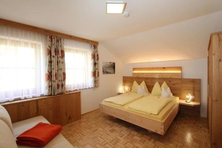 Room 4 of 8