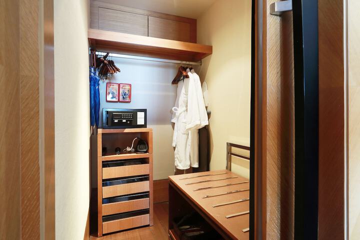 Room 11 of 48