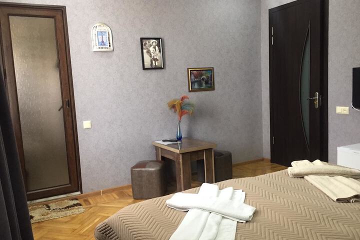 Room 8 of 33