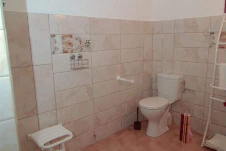 Room 6 of 11