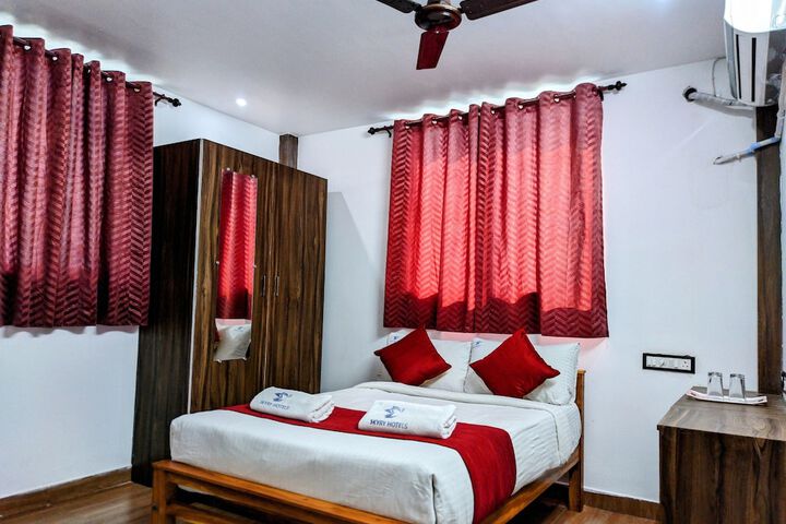 Room 4 of 12