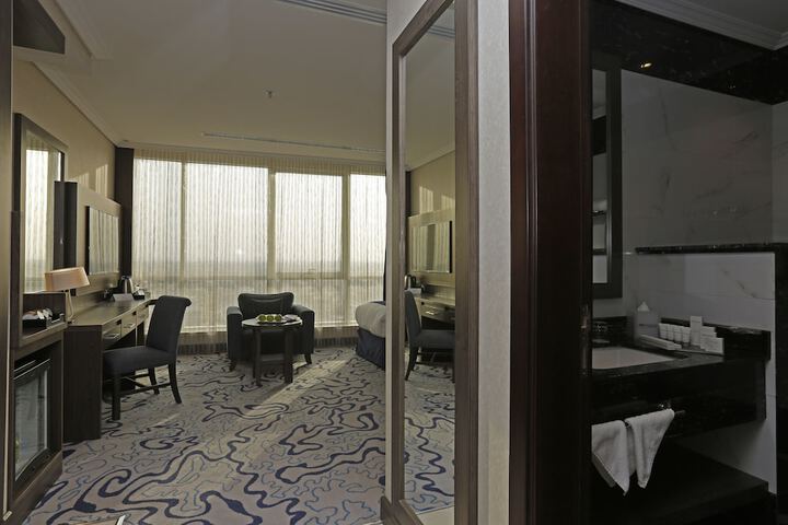 Room 28 of 77