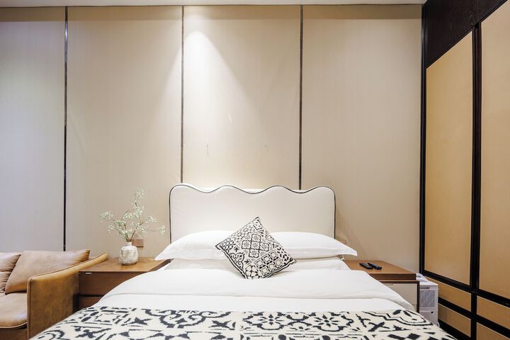 Room 3 of 140