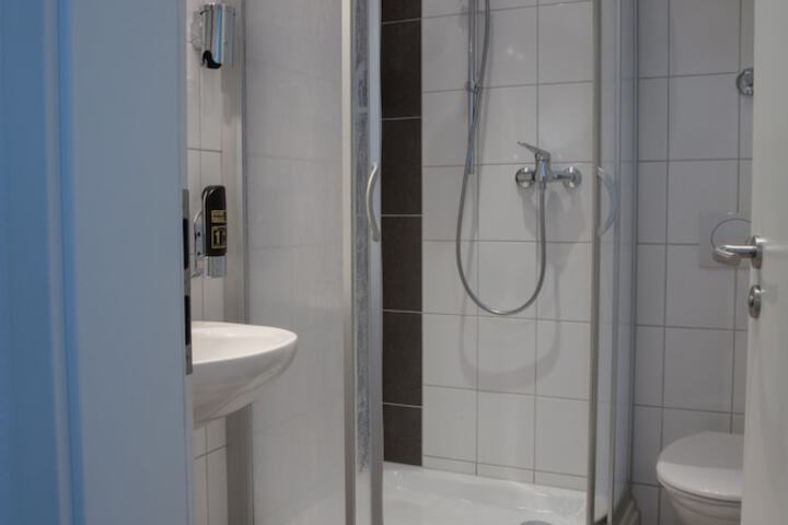 Room 16 of 42