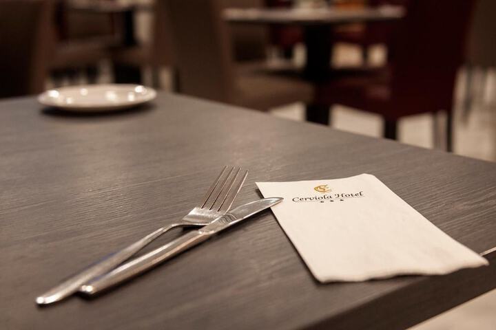 Dining 34 of 40