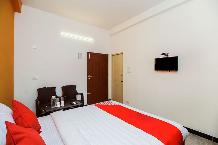 Exterior of Hotel Cresant Park by OYO Rooms