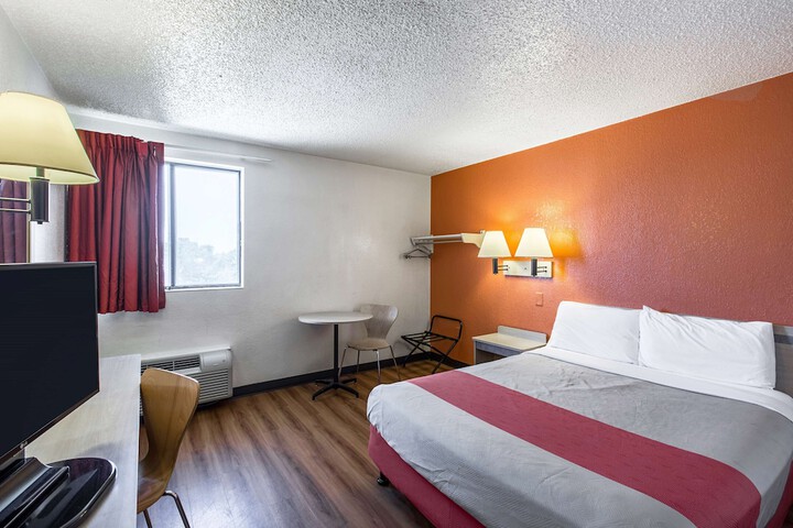 1 Queen Bed (3 of 19)