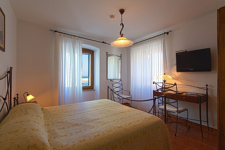 Room 13 of 38