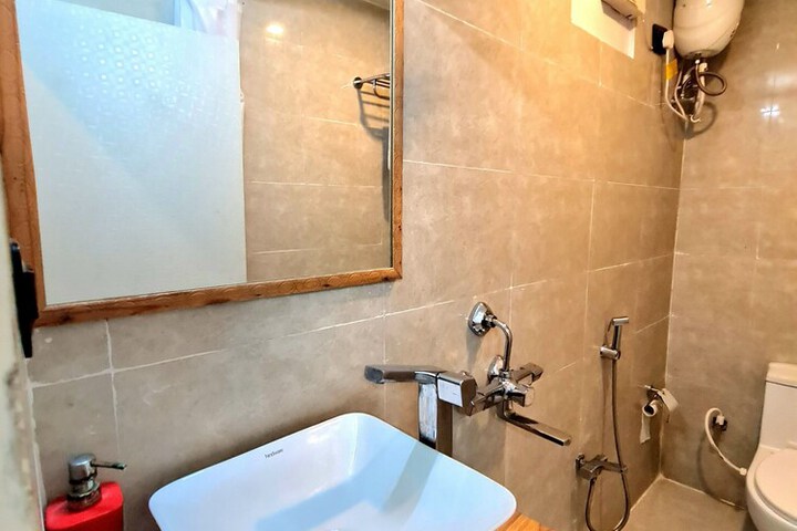 Room 10 of 13