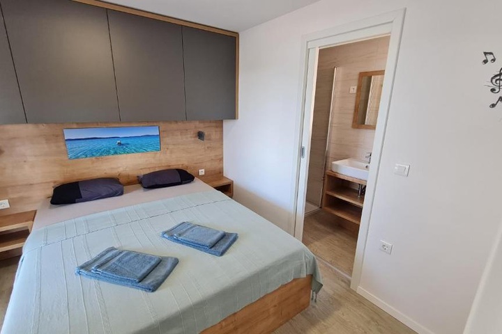 Room 4 of 13