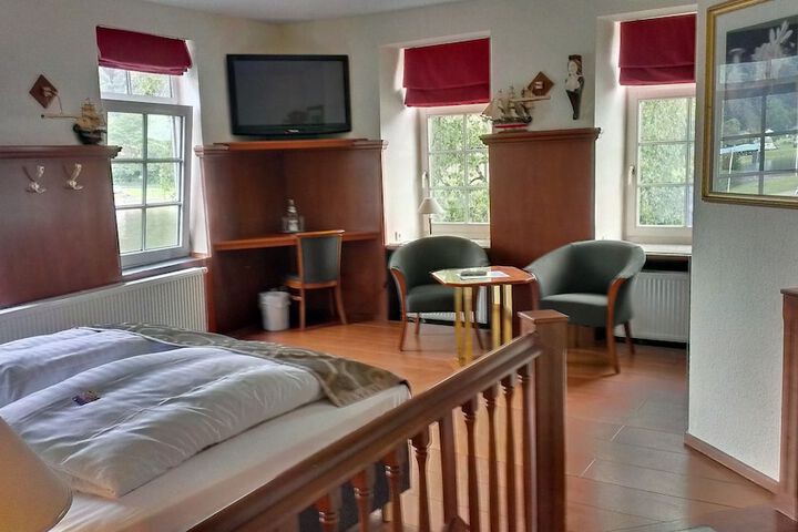Room 4 of 100
