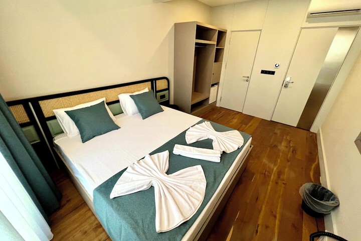 Room 10 of 25