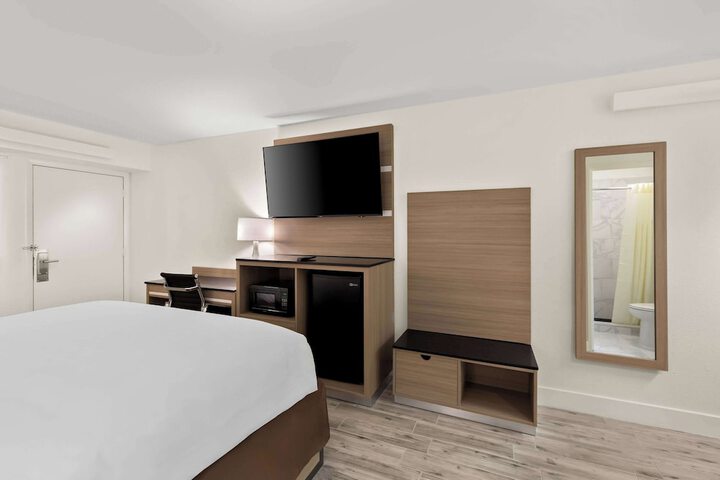 1 King Bed (8 of 12)