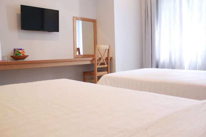 Room 7 of 33