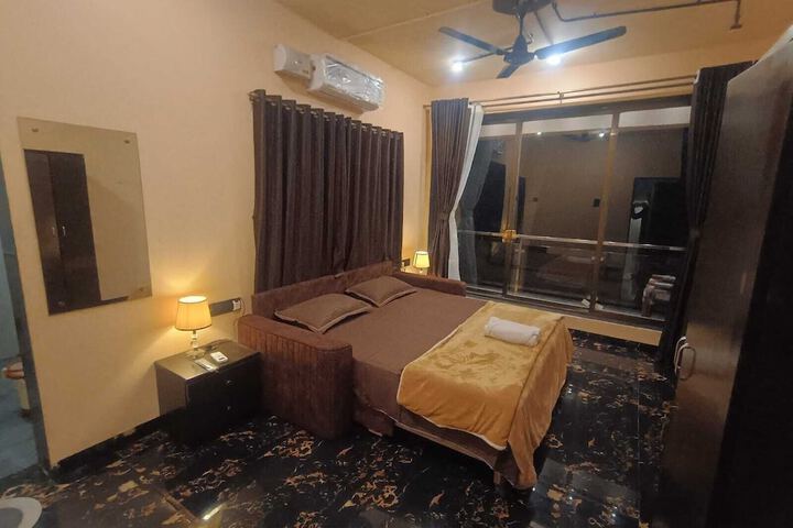 Room 6 of 16