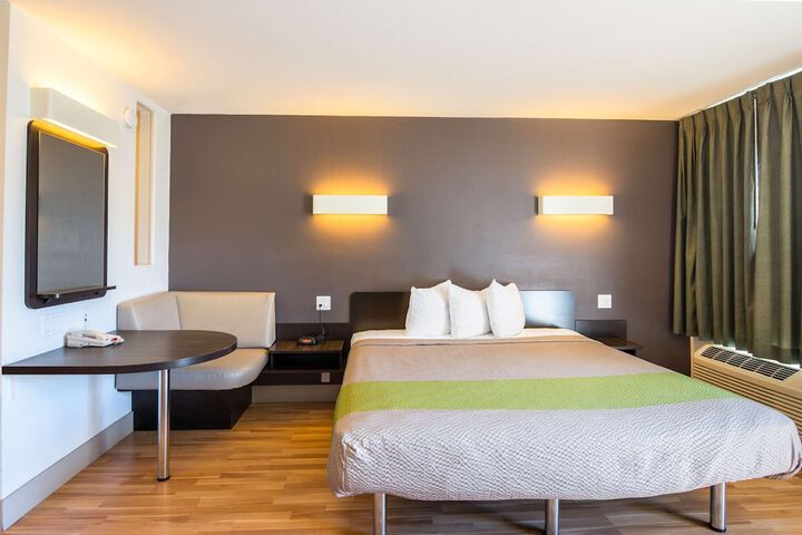 1 King Bed (12 of 17)