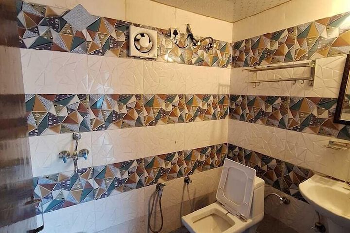 Room 10 of 28