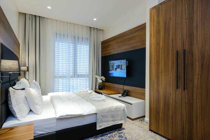 Room 5 of 103