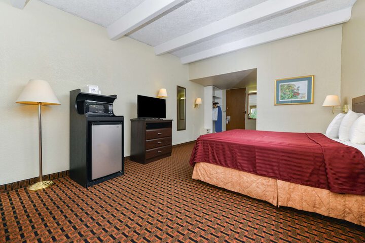 1 King Bed (5 of 14)